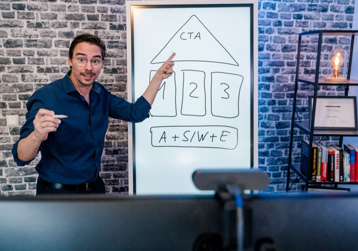Dan Berlin im Webinar am Whiteboard